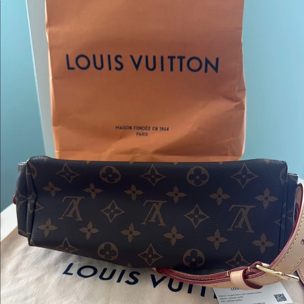 Louis Vuitton Odyssee Monogram Canvas Shoulder/Cossbody Bag in Brown w/dust bag